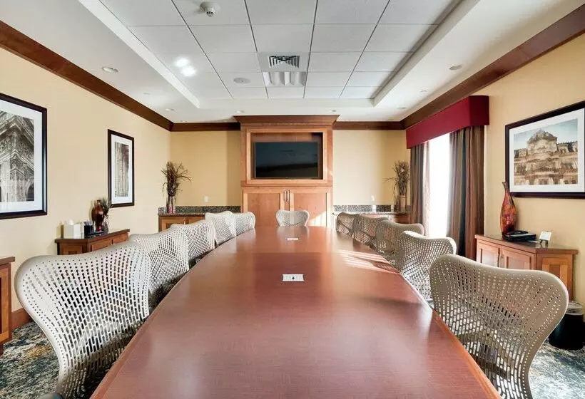 בית מלון כפרי Hilton Garden Inn Milwaukee Airport