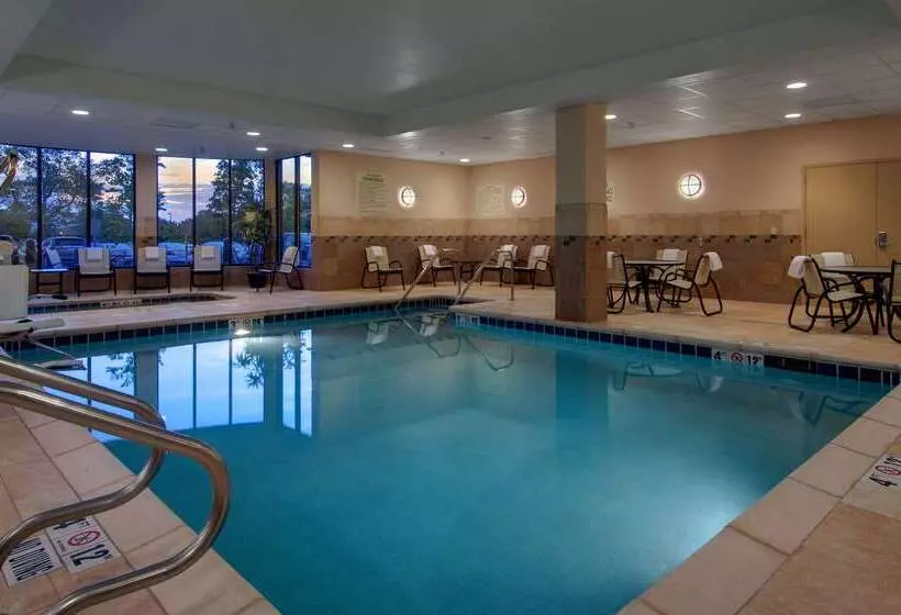 בית מלון כפרי Hilton Garden Inn Milwaukee Airport