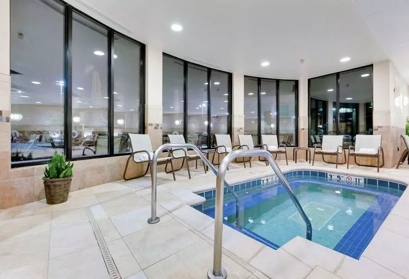 בית מלון כפרי Hilton Garden Inn Milwaukee Airport