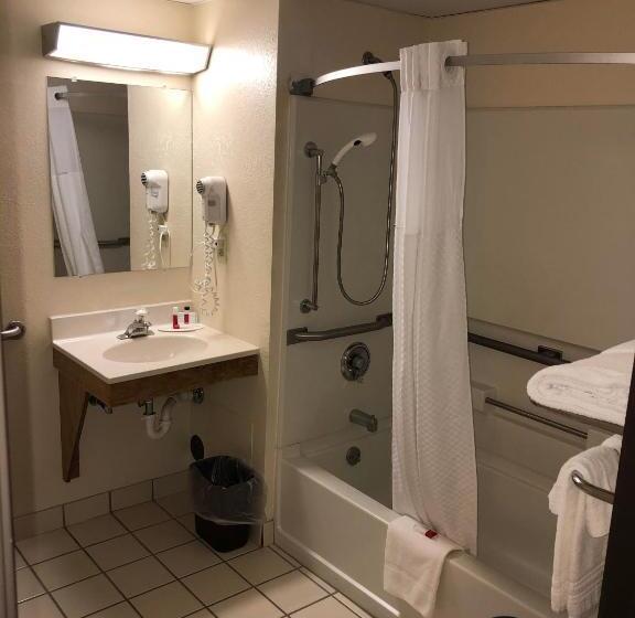 בית מלון כפרי Super 8 By Wyndham Manchester Airport