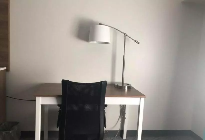 فندق Super 8 By Wyndham Manchester Airport