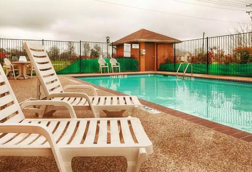 Отель Executive Inn & Suites