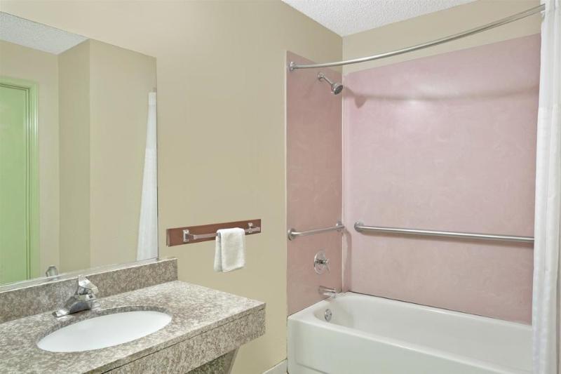 Отель Red Carpet Inn and Suites Newnan