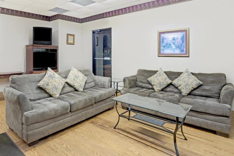 Отель Red Carpet Inn and Suites Newnan