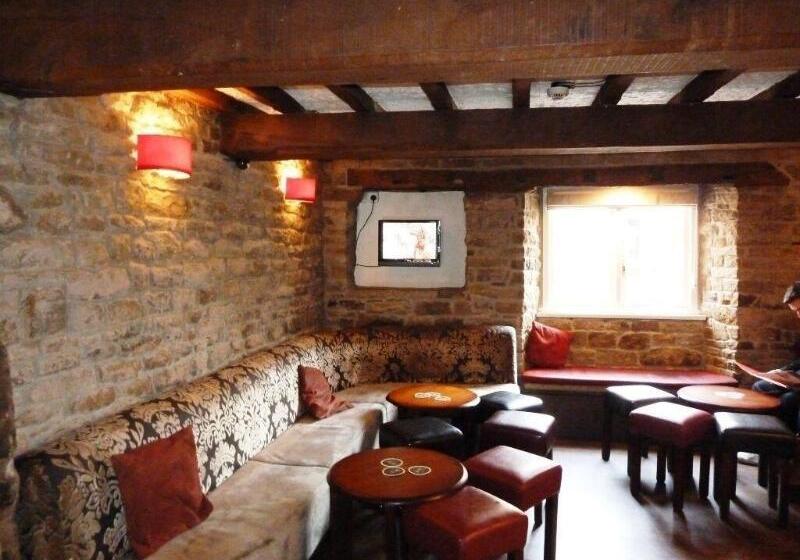 בית מלון כפרי The Manor House