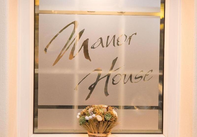 בית מלון כפרי The Manor House