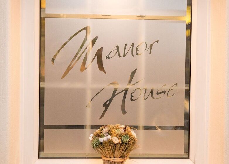 בית מלון כפרי The Manor House