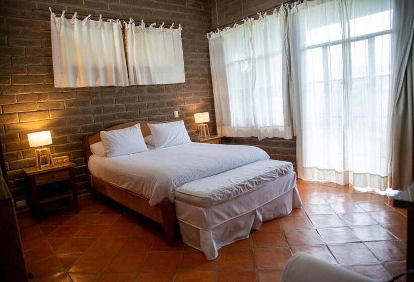 هتل Nirvana Restaurant & Retreat