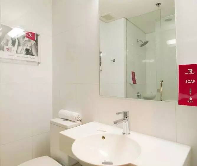 בית מלון כפרי Red Planet Makati Avenue Manila