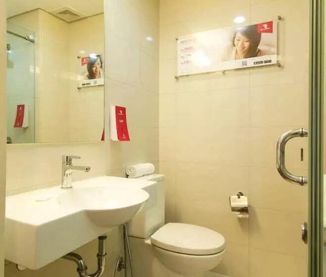 בית מלון כפרי Red Planet Makati Avenue Manila