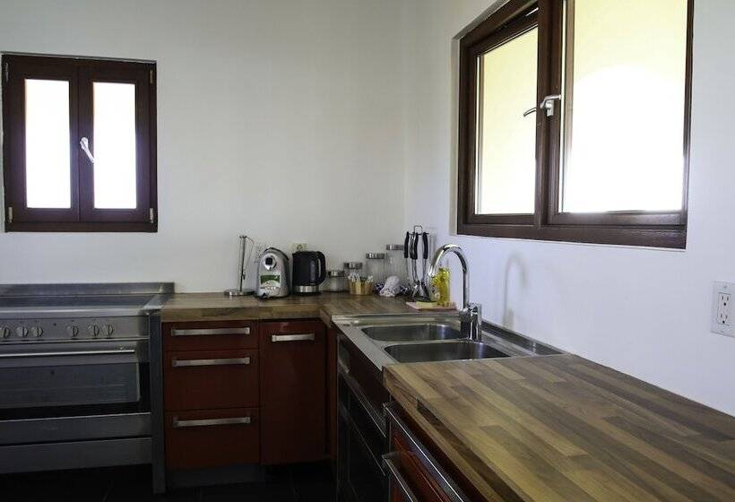 هتل Scuba Lodge & Suites