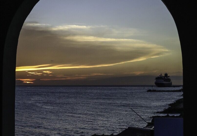 هتل Scuba Lodge & Suites