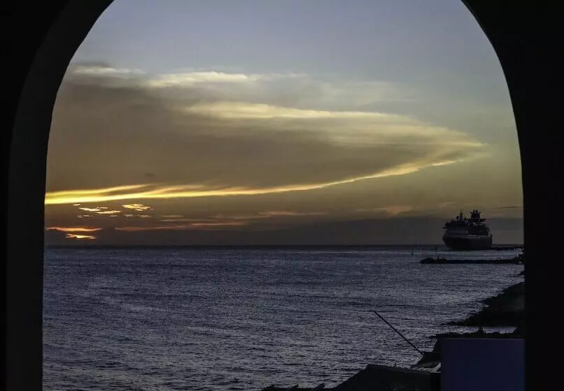 هتل Scuba Lodge & Suites