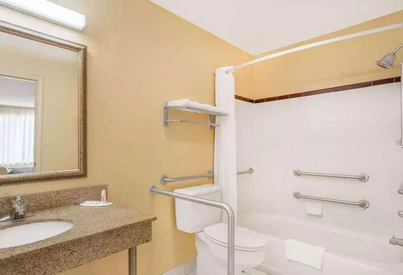 Отель Super 8 By Wyndham Sumter