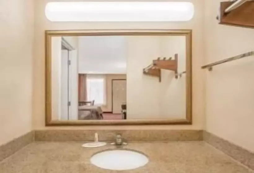 Отель Super 8 By Wyndham Sumter