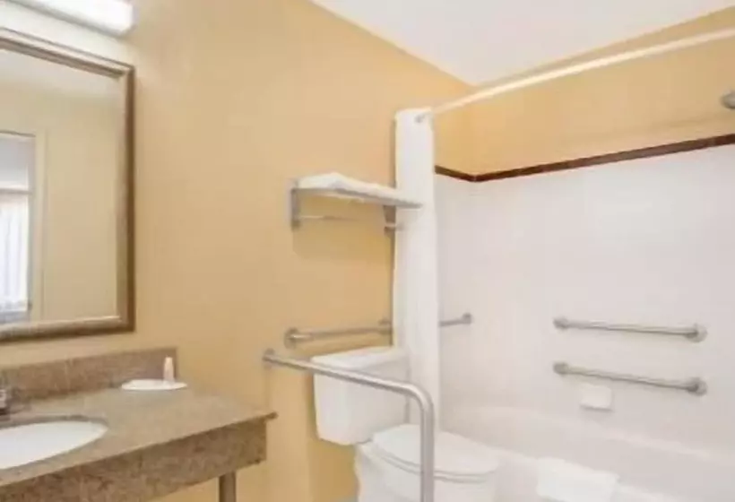 Отель Super 8 By Wyndham Sumter