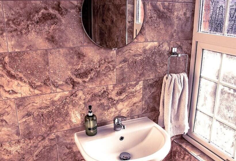 בית מלון כפרי Tennyson House