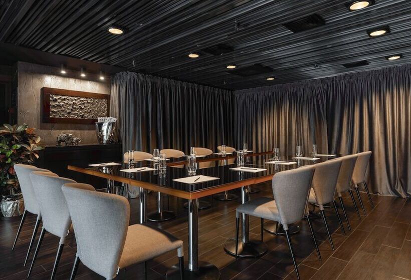 هتل 11 Mirrors Design