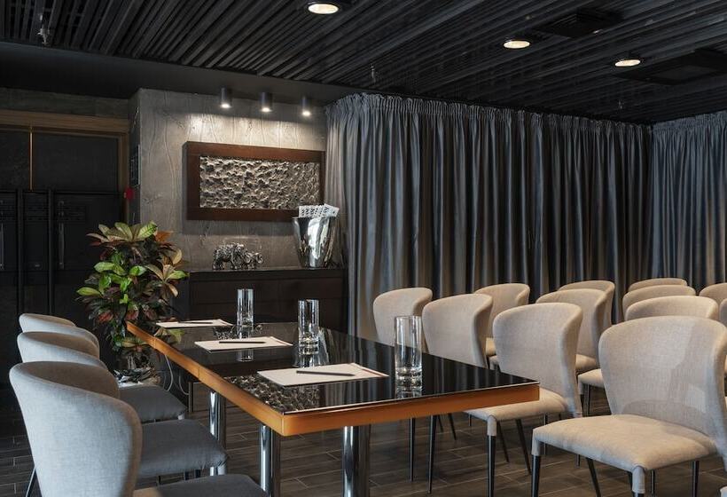 هتل 11 Mirrors Design