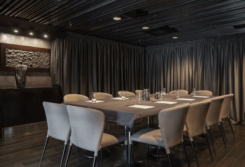 هتل 11 Mirrors Design