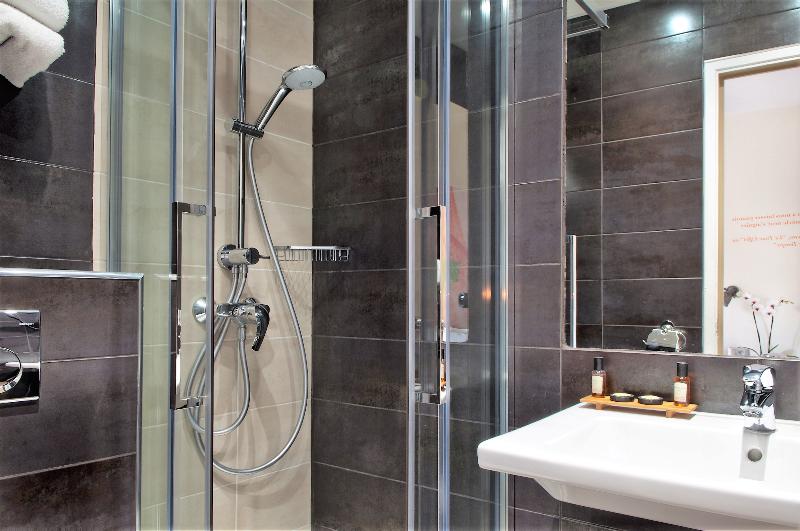 هتل Alpha Paris Eiffel By Patrick Hayat