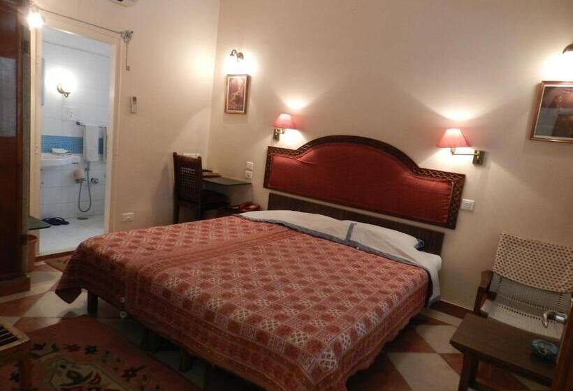 Hotel Arya Niwas