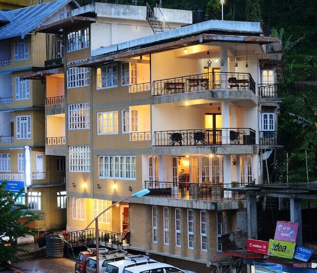 בית מלון כפרי Summit Newa Regency