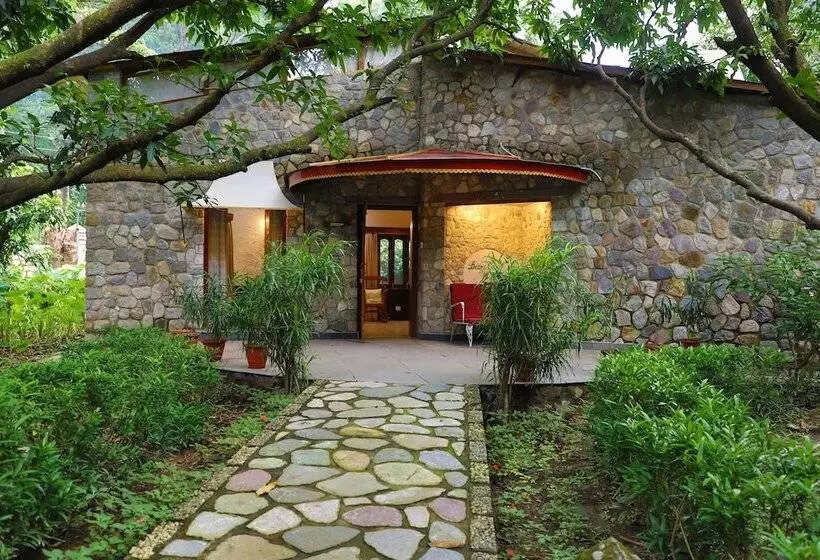 ホテル The Den Corbett Resort