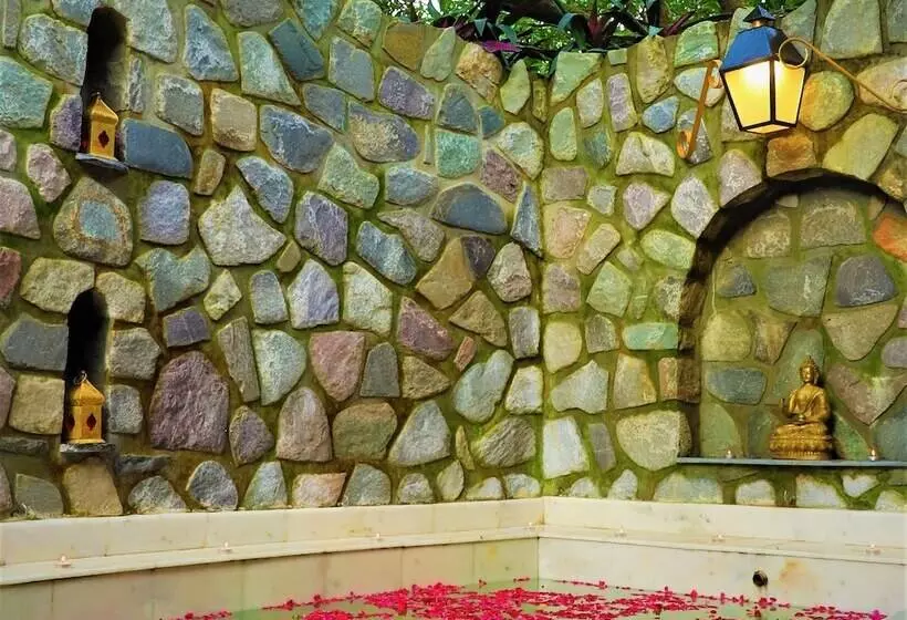 ホテル The Den Corbett Resort