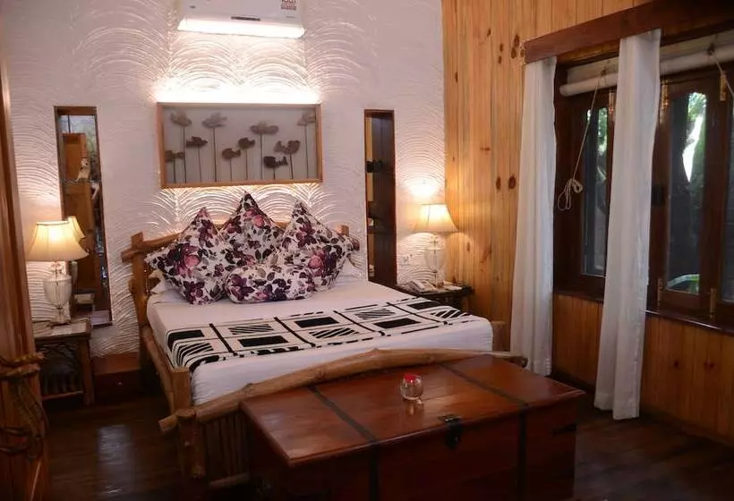 ホテル The Den Corbett Resort