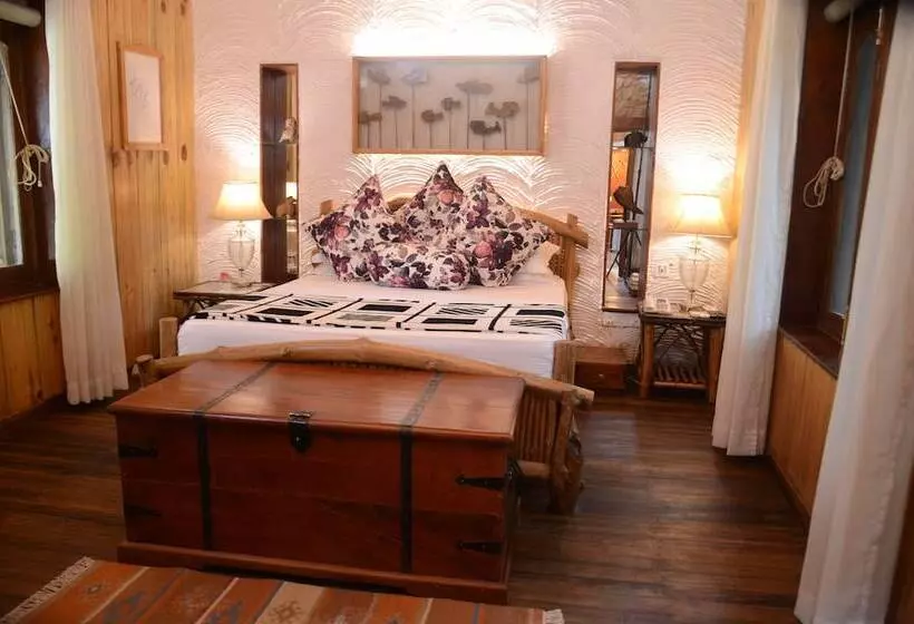 ホテル The Den Corbett Resort