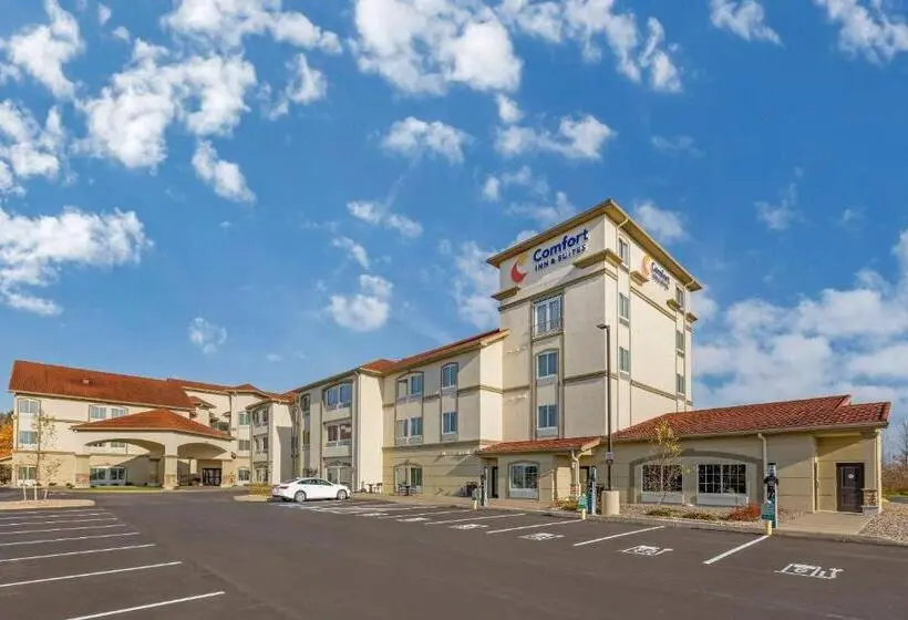 ホテル Comfort Inn & Suites Verona At Turning Stone Resort Casino