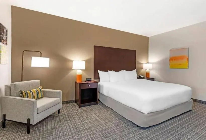 ホテル Comfort Inn & Suites Verona At Turning Stone Resort Casino