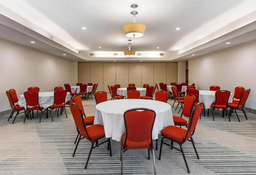 ホテル Comfort Inn & Suites Verona At Turning Stone Resort Casino