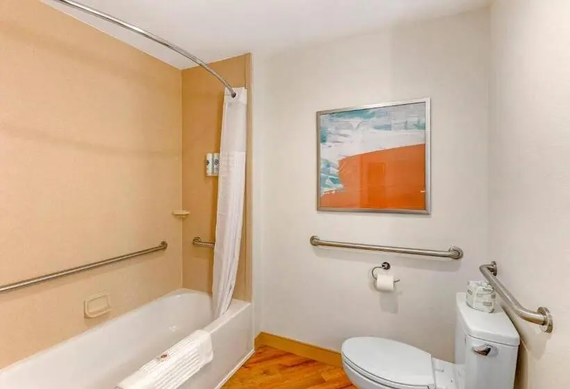 ホテル Comfort Inn & Suites Verona At Turning Stone Resort Casino