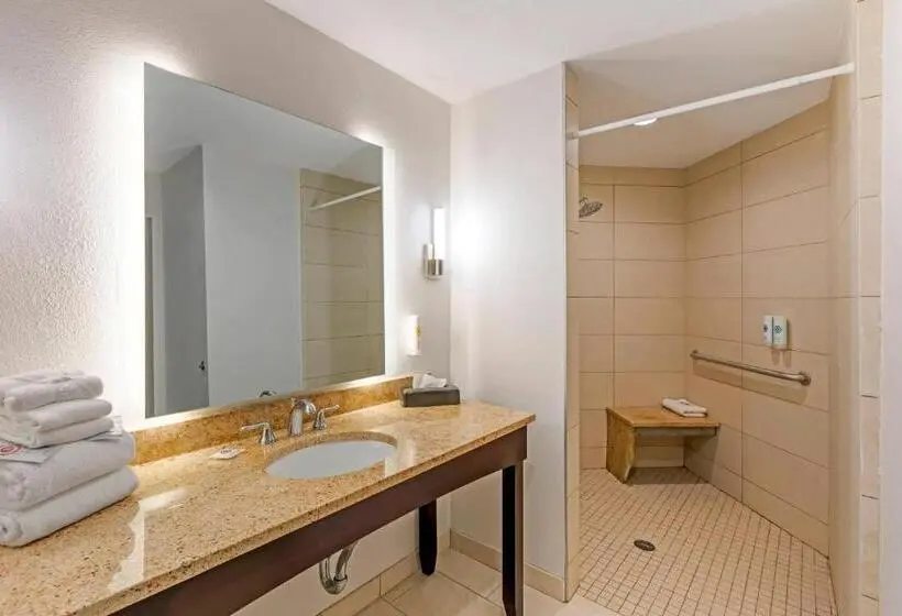 ホテル Comfort Inn & Suites Verona At Turning Stone Resort Casino