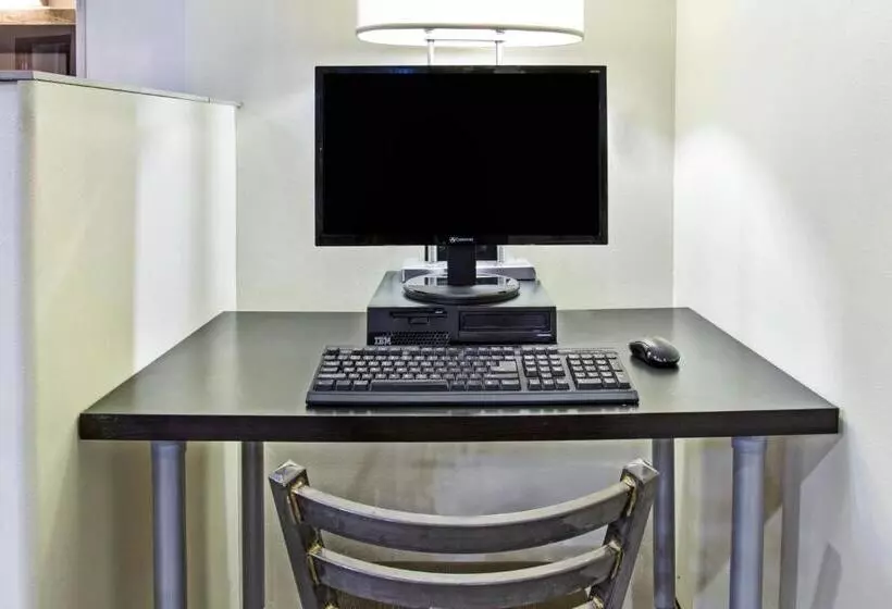 Отель Days Inn By Wyndham Lake Bluff/great Lakes Naval Base