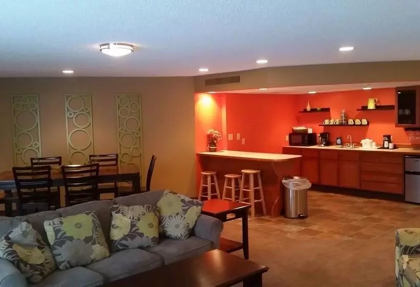Отель Grand Forks Inn & Suites