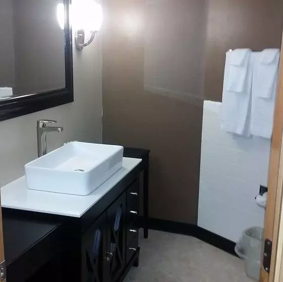 Отель Grand Forks Inn & Suites