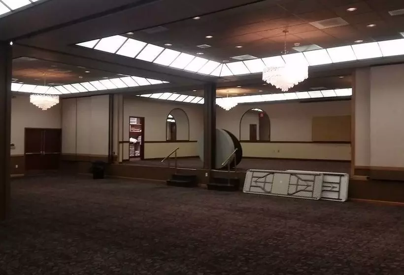 Отель Grand Forks Inn & Suites