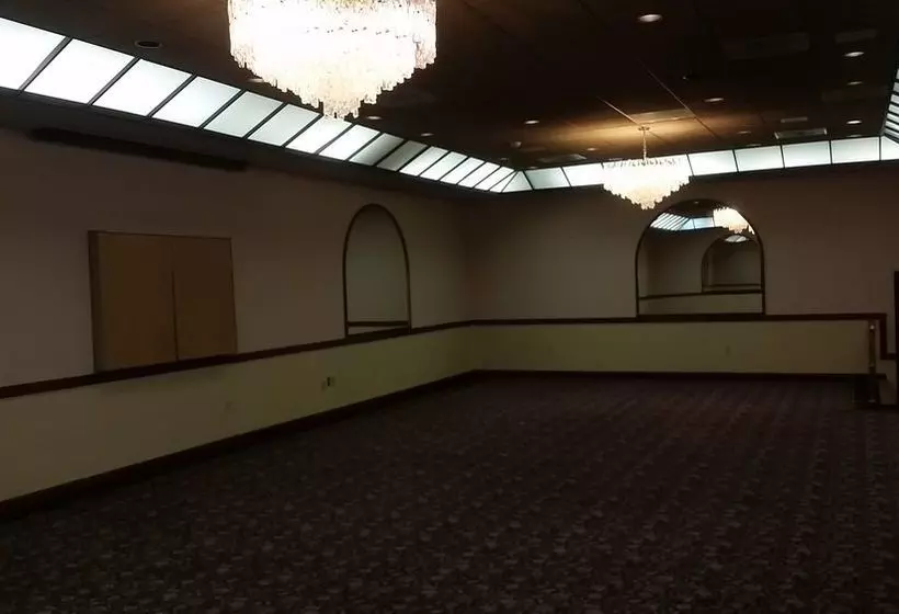 Отель Grand Forks Inn & Suites