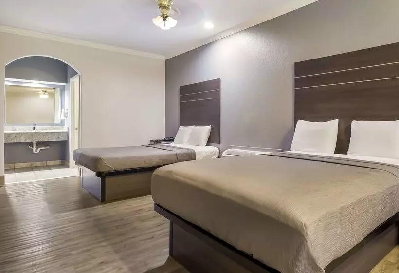 Отель Americas Best Value Platinum Inn & Suites