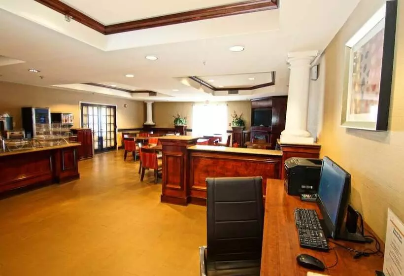 호텔 Comfort Suites Near University