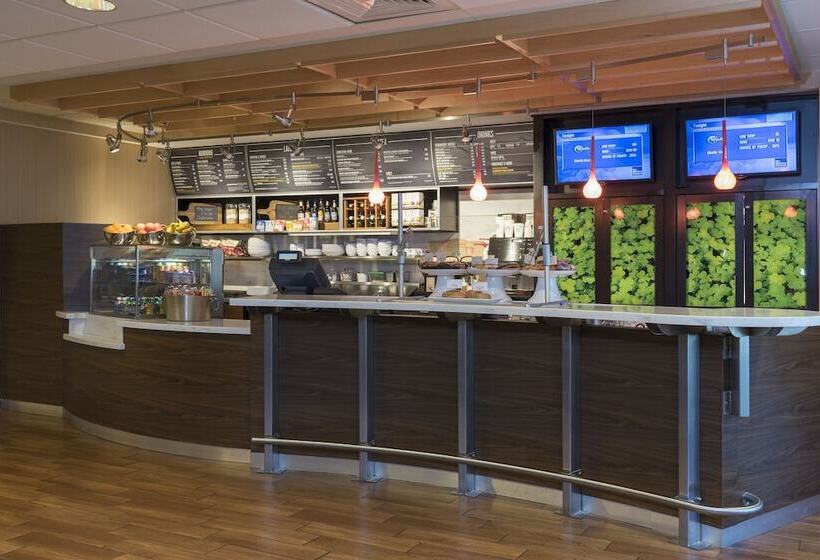 فندق Courtyard By Marriott Traverse City