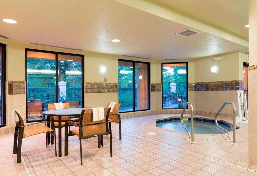 فندق Courtyard By Marriott Traverse City