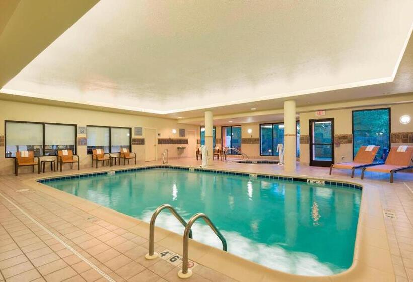 فندق Courtyard By Marriott Traverse City