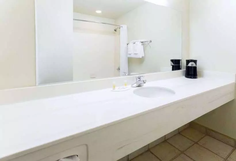 هتل Days Inn By Wyndham Colorado Springs Airport