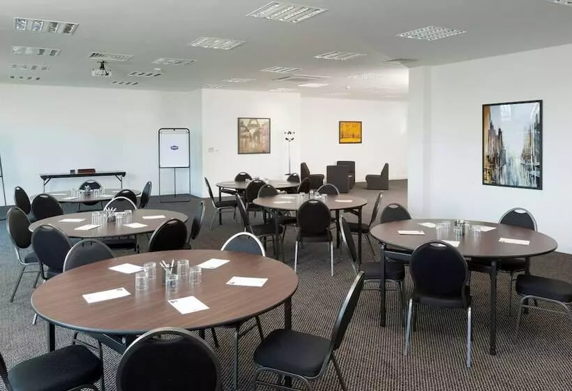 Hotel Hampton By Hilton London Luton Airport