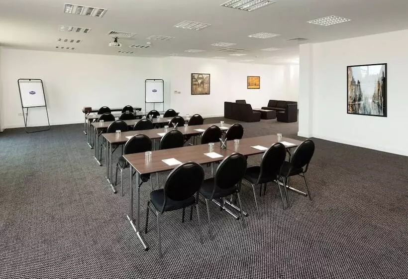 Hotel Hampton By Hilton London Luton Airport