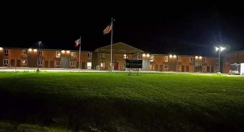 בית מלון כפרי Red Fox Inn And Suites